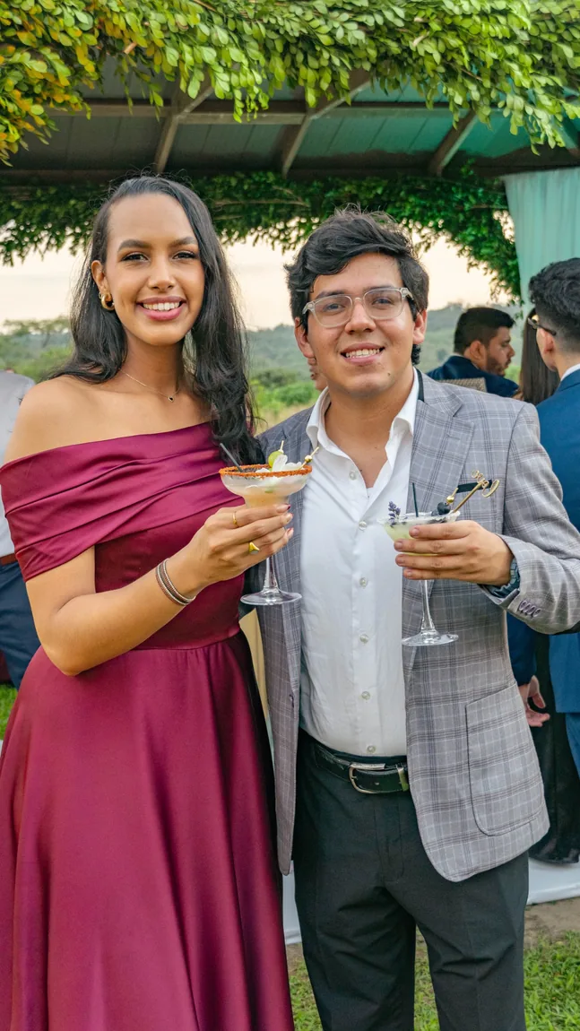 Invitados disfrutando cócteles al aire libre